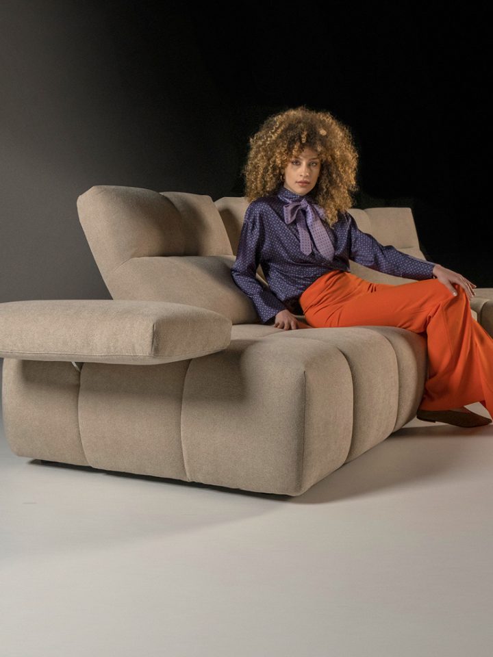 Sommier диван | Calia Italia. Модульная система дивана с механизмами откидных спинок и подлокотников, регулируемыми подголовниками и стеганым дизайном для комфорта и современного стиля.