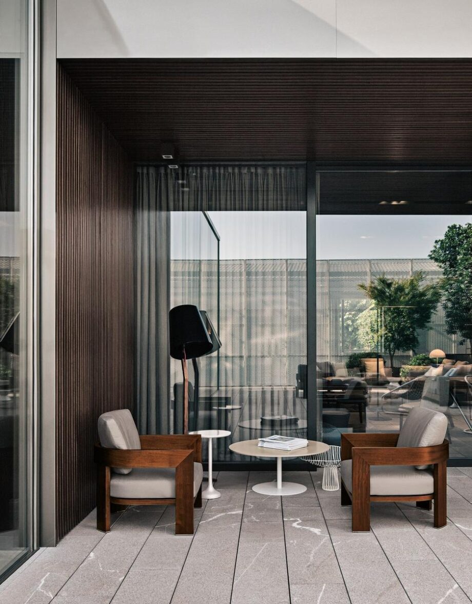 Warhol Iroko Outdoor уличное кресло Minotti