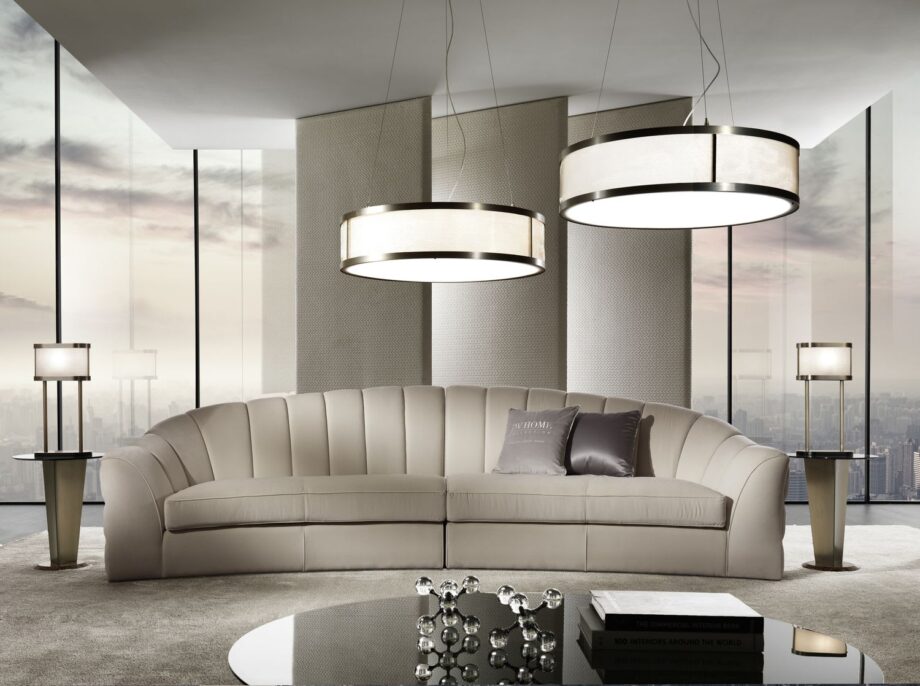 Gordon Round люстра | DV home. Роскошная круглая люстра с металлическим каркасом, бежевым тканевым абажуром и акриловыми рассеивателями, идеальна для изысканных интерьеров.