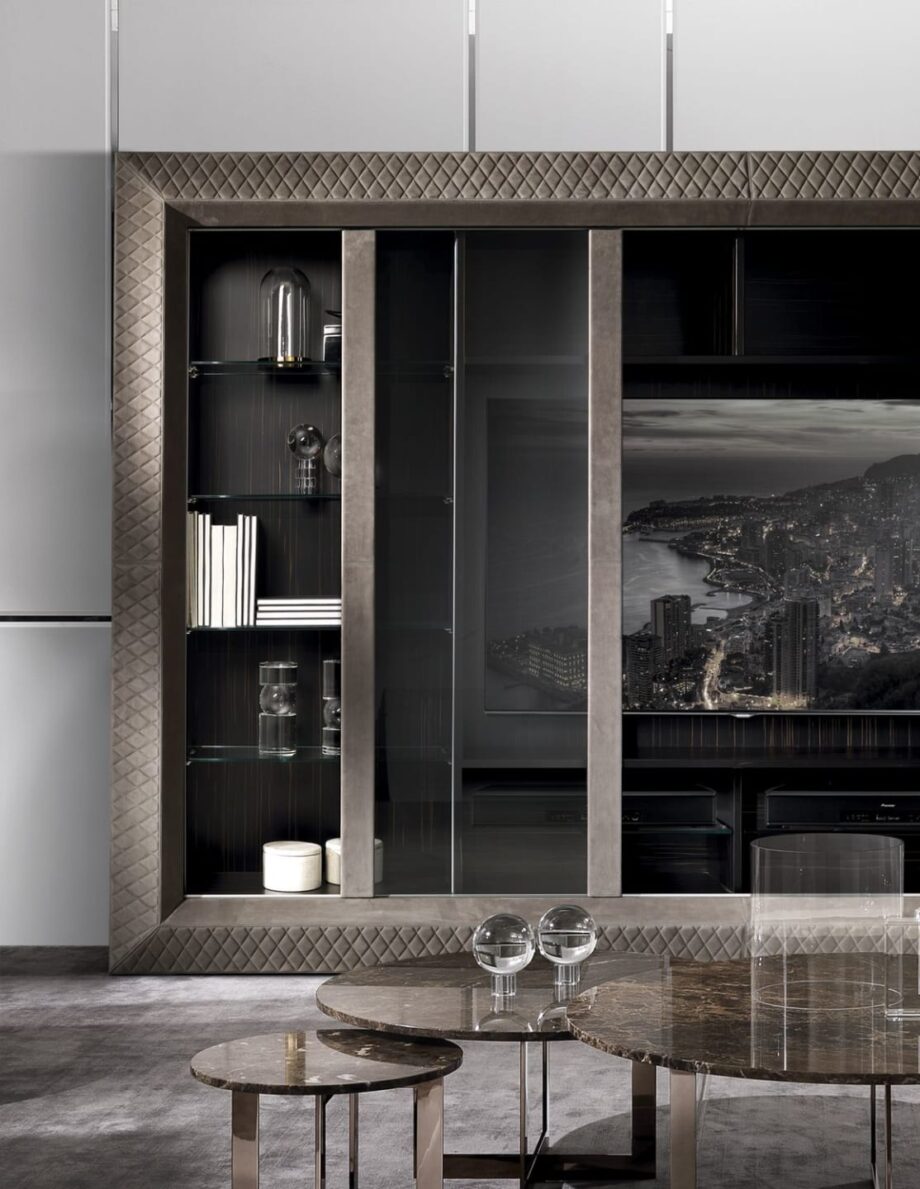 Byron Glass витрина | DV home. Элегантная ТВ-тумба с отделкой из шпона эбенового дерева, стеганой кожей и раздвижными дверцами из закаленного стекла с подсветкой.
