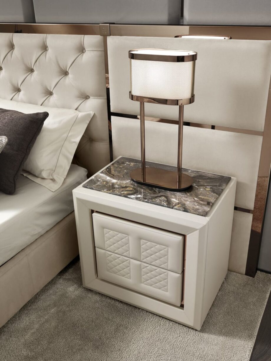 Chelsea Maxi кровать | DV home. Изысканная кровать с высоким стеганым изголовьем и металлическими акцентами, воплощение роскоши и комфорта.