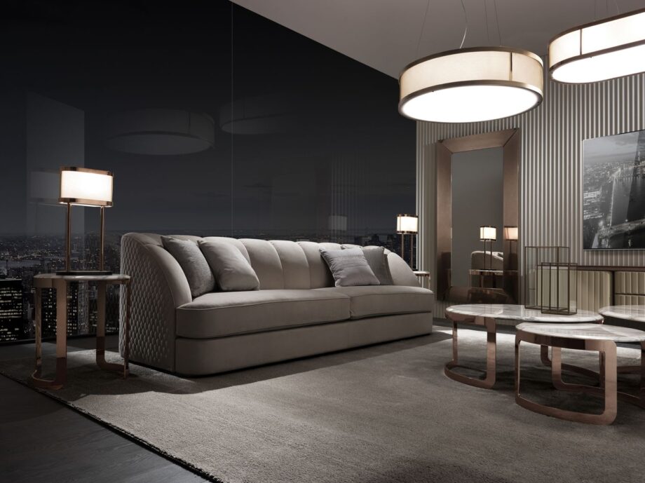 Gordon Round люстра | DV home. Роскошная круглая люстра с металлическим каркасом, бежевым тканевым абажуром и акриловыми рассеивателями, идеальна для изысканных интерьеров.