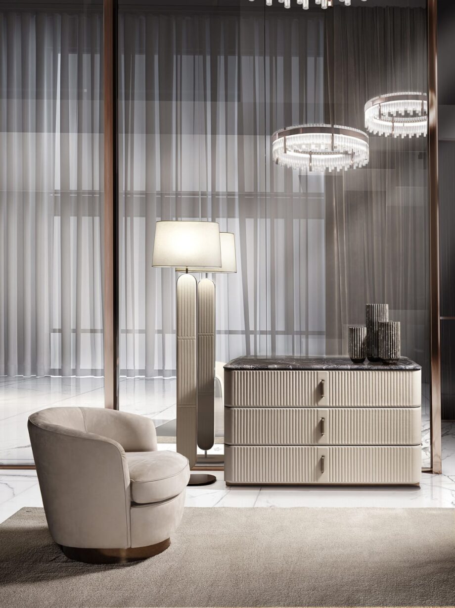 Coco торшер | DV home. Элегантный торшер в стиле ар-деко с роскошной металлической отделкой и уникальными стегаными или рифлеными кожаными панелями.