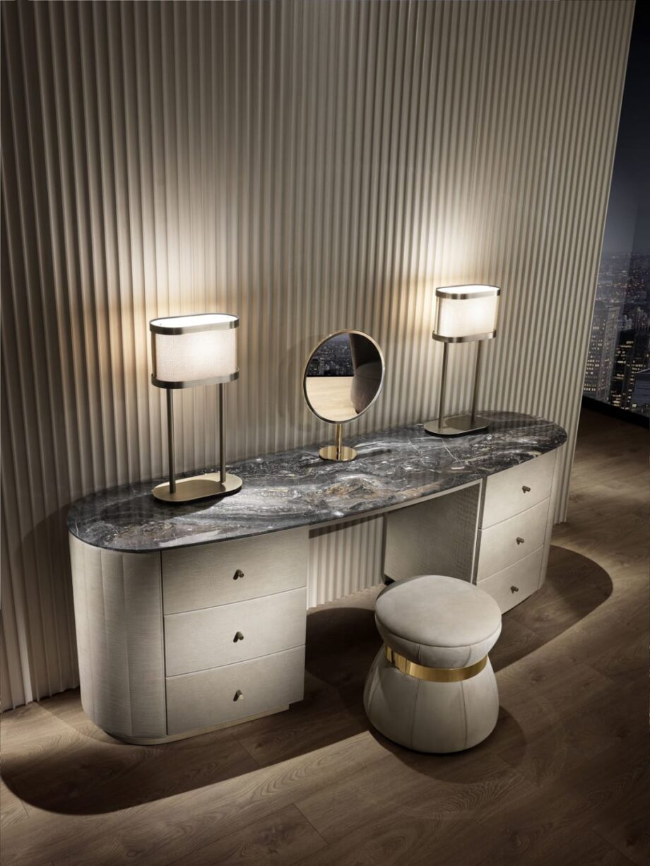 Vogue Dress туалетный столик | DV home. Роскошный комод в стиле ар-деко с изысканной лакированной или кожаной отделкой и элегантными мраморными столешницами.