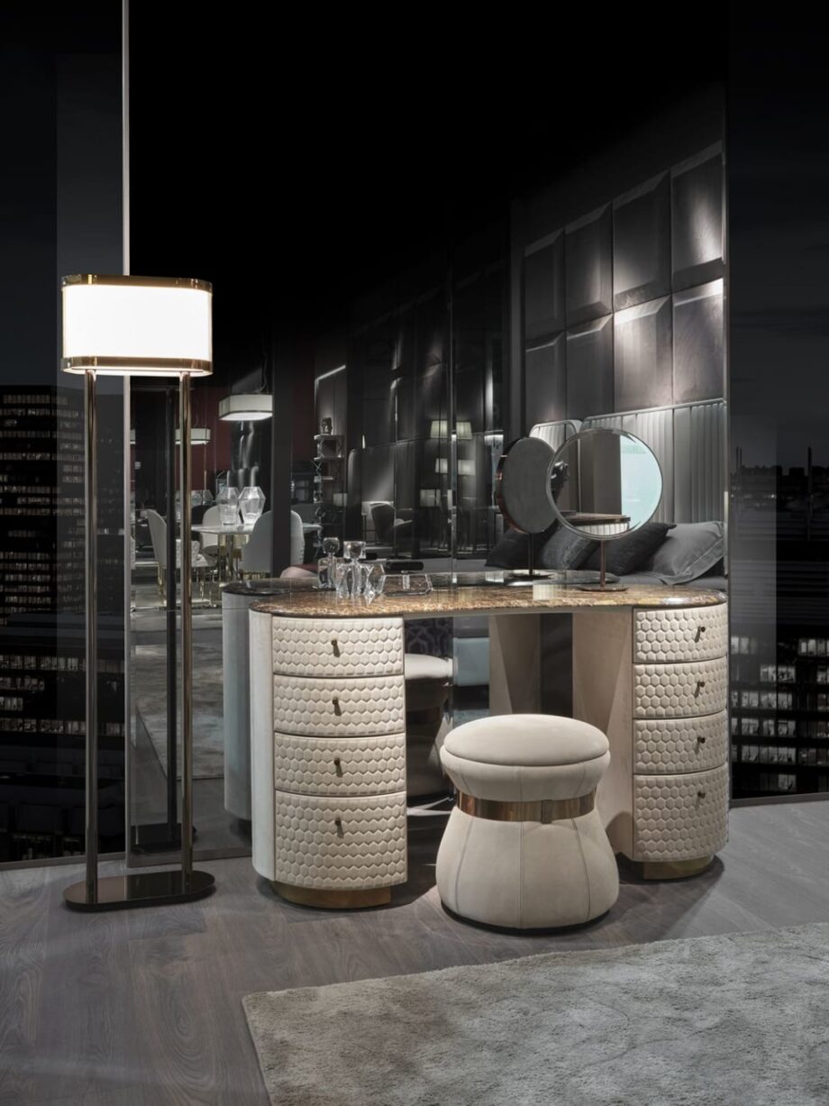 Tiffany туалетный столик | DV home. Изысканная консоль-туалетный столик с роскошной кожаной отделкой и мраморной столешницей, оснащенная ящиками и зеркалом.