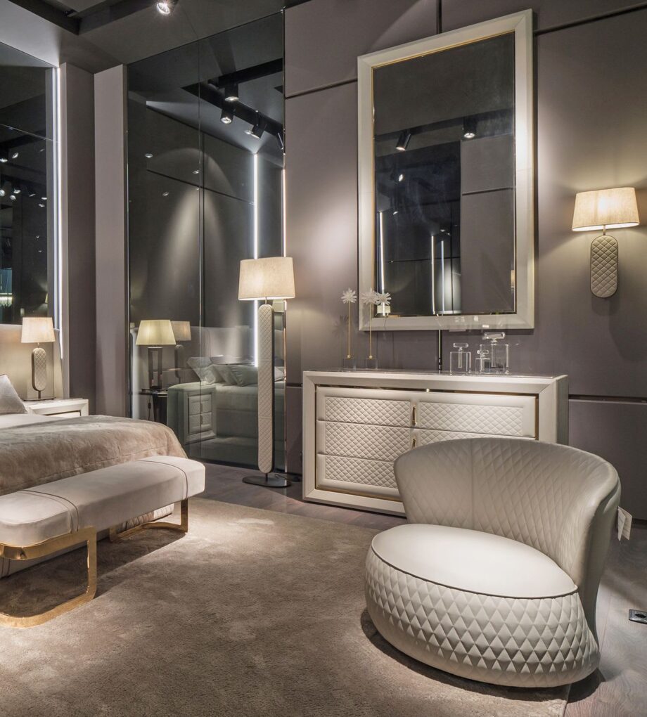 Coco торшер | DV home. Элегантный торшер в стиле ар-деко с роскошной металлической отделкой и уникальными стегаными или рифлеными кожаными панелями.