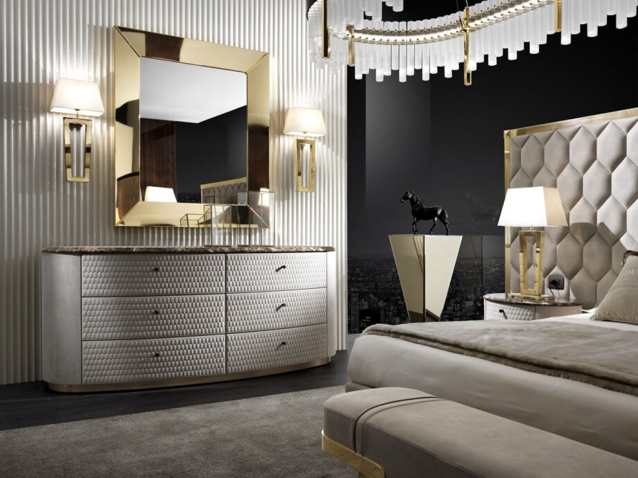 Ritz настенный светильник | DV home. Роскошный настенный светильник в стиле ар-деко с геометрическим металлическим каркасом и элегантным тканевым абажуром, идеальный для изысканных интерьеров.