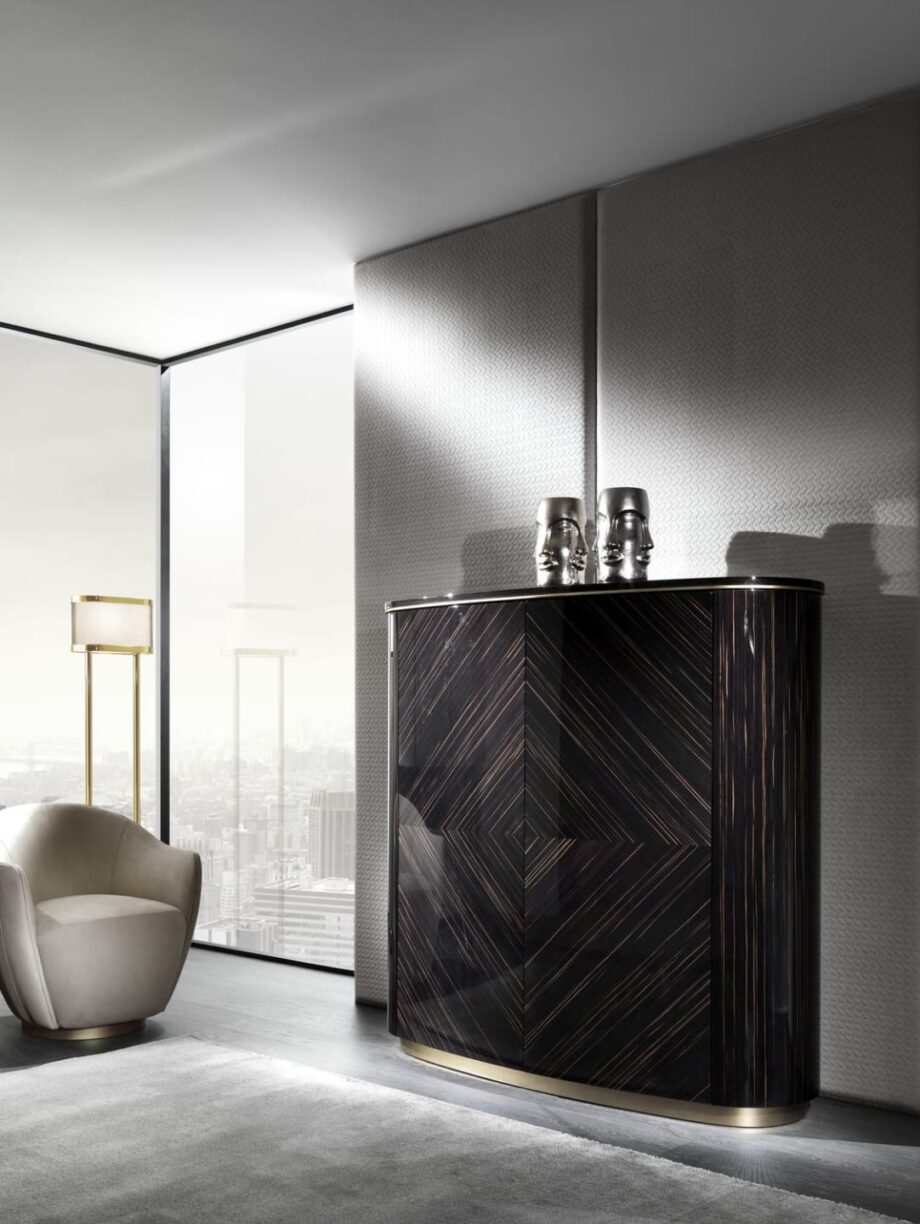 Vogue комод | DV home. Изысканный шкаф с геометрическим узором, внутренней подсветкой и полками из закаленного стекла, дополненный роскошными материалами.