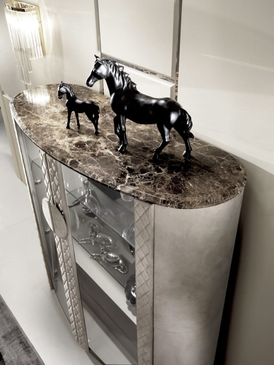 Vogue витрина | DV home. Элегантная витрина в стиле арт-деко с роскошной отделкой, интегрированной подсветкой и мягкими ящиками.