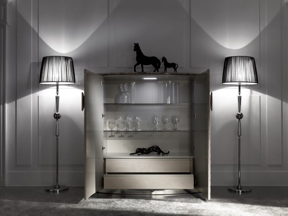Vogue комод | DV home. Изысканный шкаф с геометрическим узором, внутренней подсветкой и полками из закаленного стекла, дополненный роскошными материалами.