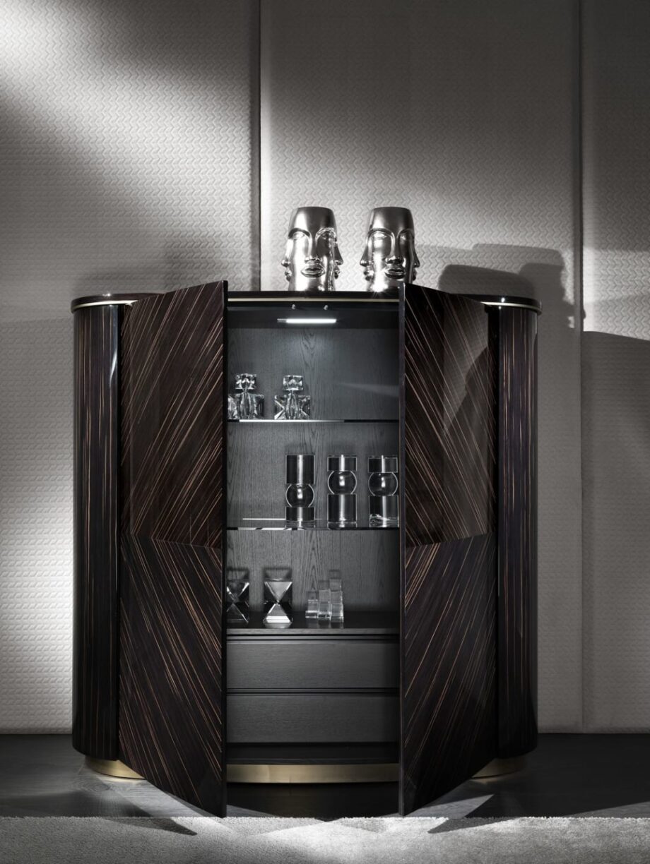 Vogue комод | DV home. Изысканный шкаф с геометрическим узором, внутренней подсветкой и полками из закаленного стекла, дополненный роскошными материалами.