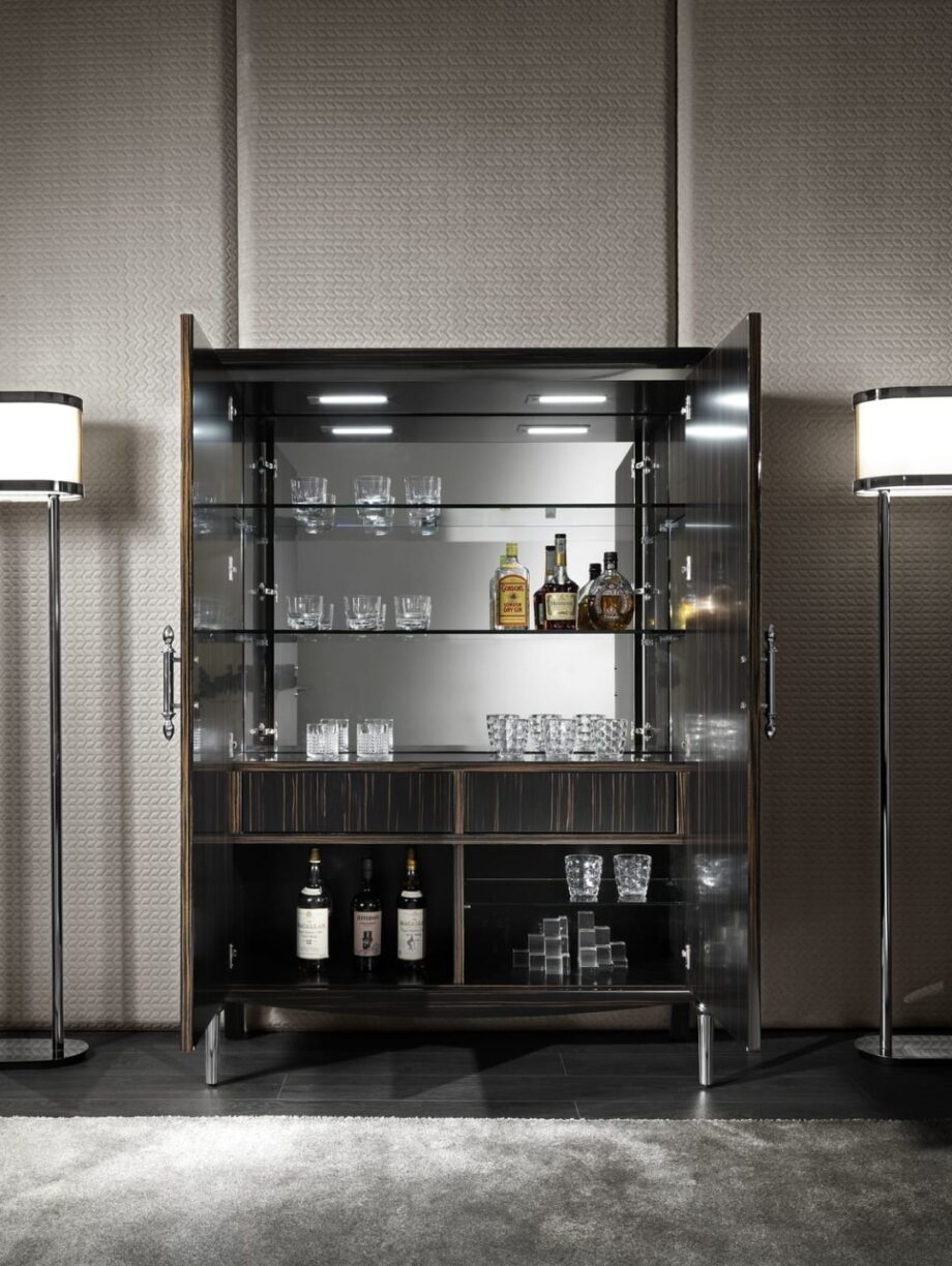 Egoist Bar барный шкаф | DV home. Роскошный барный шкаф в стиле ар-деко со встроенной подсветкой, зеркальной задней стенкой и внутренними ящиками, выполненный из элитных материалов.