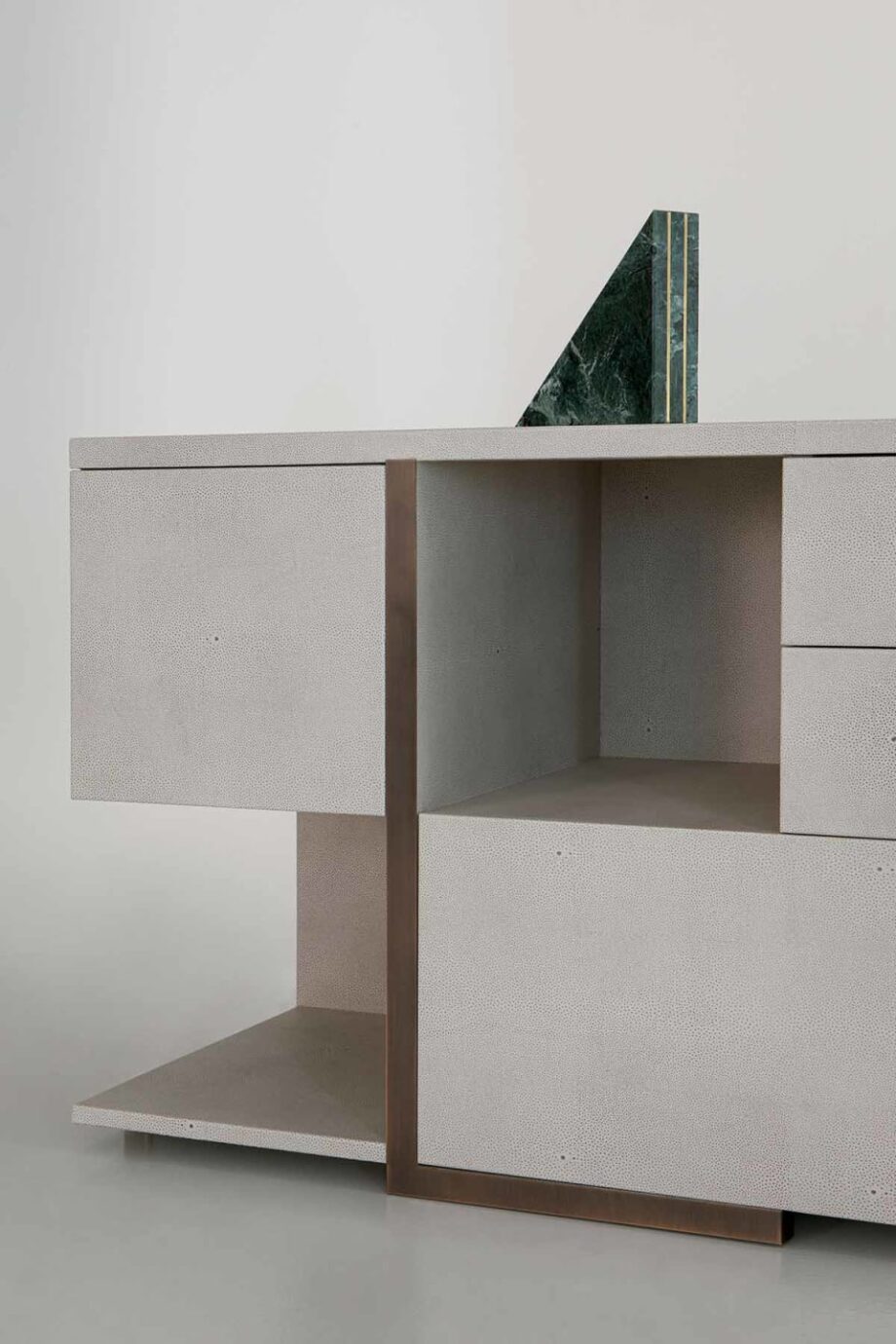Mondrian комод для спальни | Rugiano. Изысканный комод с асимметричным дизайном, сочетающий открытые полки и выдвижные ящики для современного интерьера.
