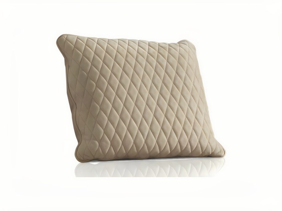 Soft Quilted декоративный предмет | DV home. Изысканная дизайнерская подушка с трапециевидной стежкой и наполнителем из гусиного пуха для максимального комфорта и стиля.