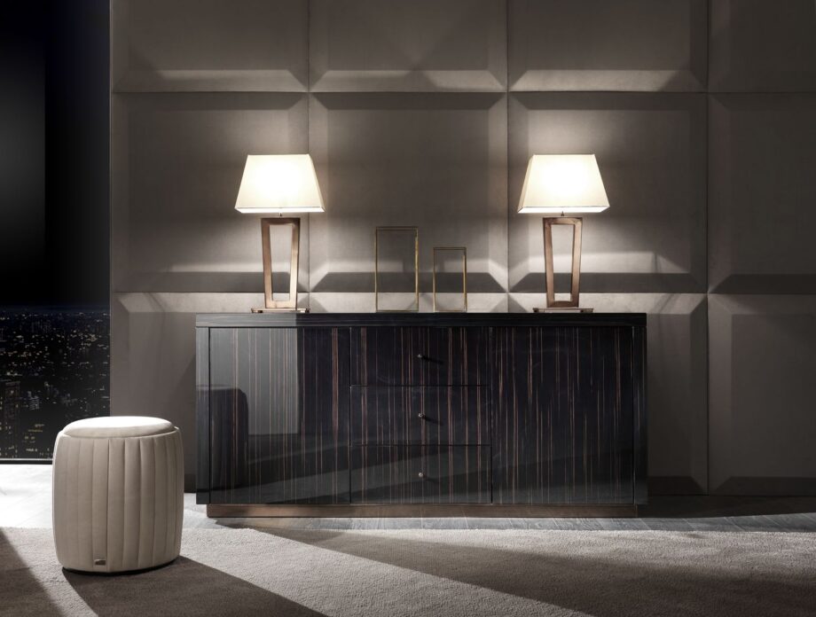 Hermes пуф | DV home. Роскошный обитый пуф с ребристым дизайном, каркасом из массива дерева и возможностью индивидуализации.
