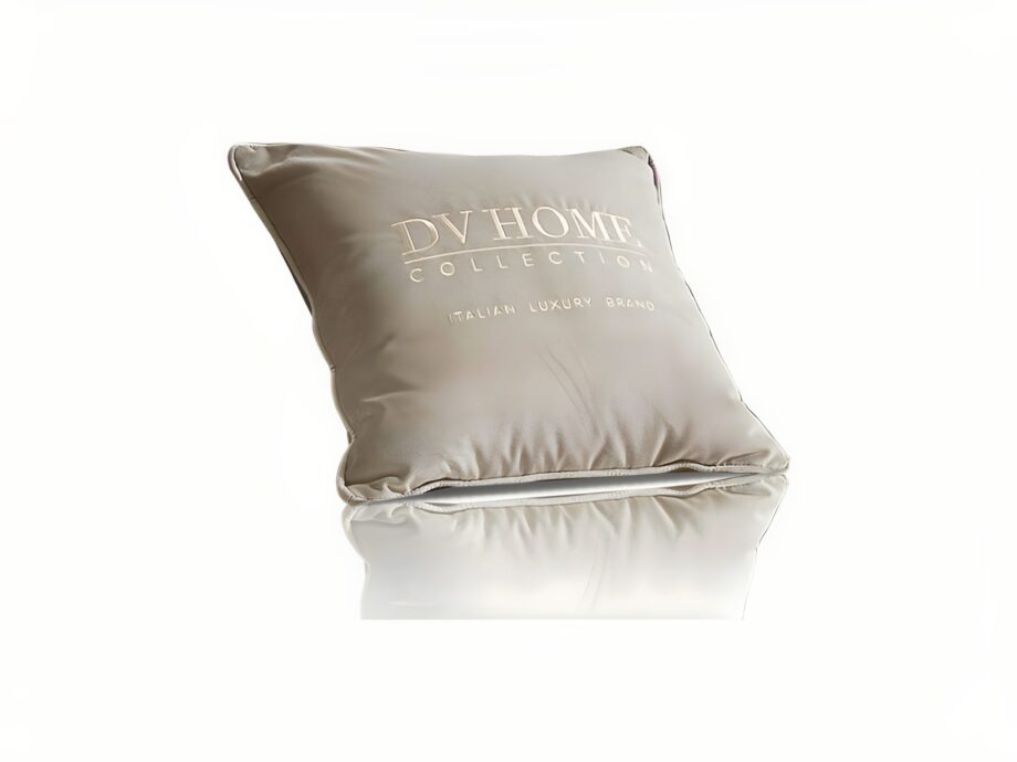 Soft Brand пуф | DV home. Роскошная подушка с наполнителем из гусиного пера и элегантным вышитым логотипом, обеспечивающая максимальный комфорт и стиль.
