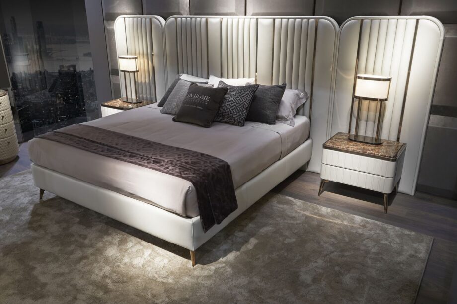 Hollywood Maxi кровать | DV home. Роскошная итальянская кровать с высоким изголовьем, украшенным элегантными вертикальными вставками, идеальна для изысканных спален.