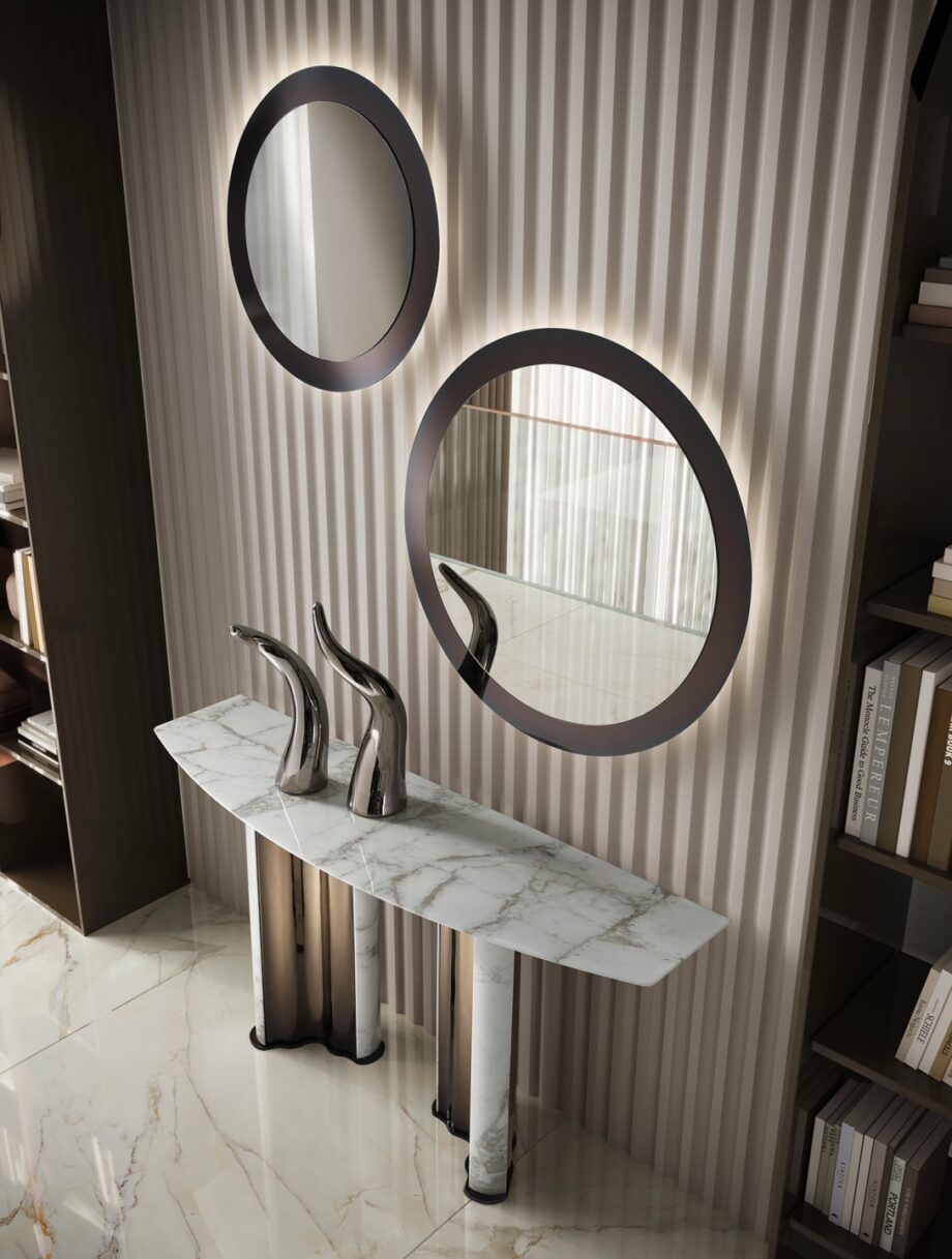 Envy Circle зеркало | DV home. Изысканное круглое зеркало с полированной рамой из нержавеющей стали, идеальное для создания элегантного акцента в интерьере в стиле ар-деко.