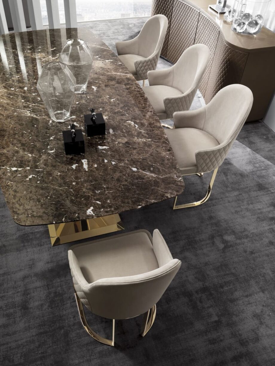 Ritz стул | DV home. Роскошное кресло в стиле Ар-деко с простеганными подлокотниками и блестящим хромированным основанием, обеспечивающее исключительный комфорт и стиль.