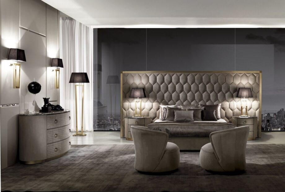 Envy Maxi кровать | DV home. Роскошная кровать с геометрическим мягким высоким изголовьем и элегантным металлическим каркасом для элитных интерьеров.