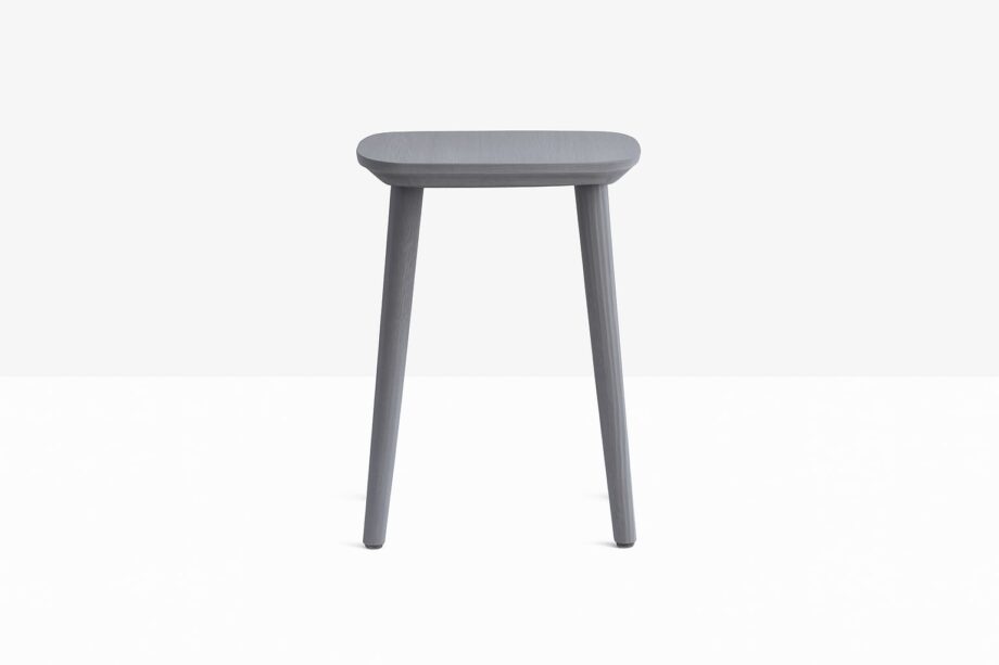 Babila 2703 барный стул | Pedrali. Bar stool with ash wood seat and legs, lightweight design, aluminum footrest, timeless shape, customizable finishes, FSC certified. Height 460mm.