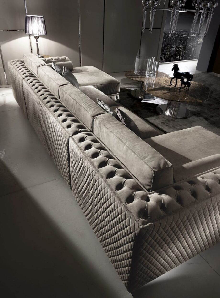 Velvet диван | DV home. Роскошный диван в стиле ар-деко с каретной стяжкой, каркасом из массива дерева, подушками из гусиного пуха и хромированными ножками.