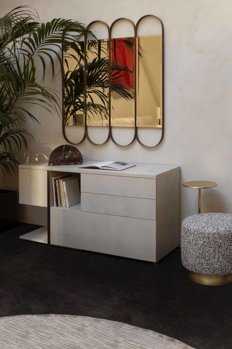 Mondrian комод для спальни | Rugiano. Изысканный комод с асимметричным дизайном, сочетающий открытые полки и выдвижные ящики для современного интерьера.