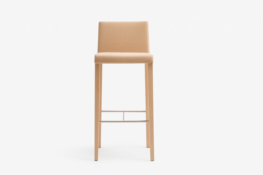 Young 428 барный стул | Pedrali. Bar stool with upholstered front shell, sturdy oak frame, and steel footrest. Youthful, light, strong, and resistant design. Seat height 770 mm.