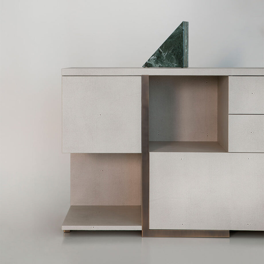 Mondrian комод для спальни | Rugiano. Изысканный комод с асимметричным дизайном, сочетающий открытые полки и выдвижные ящики для современного интерьера.