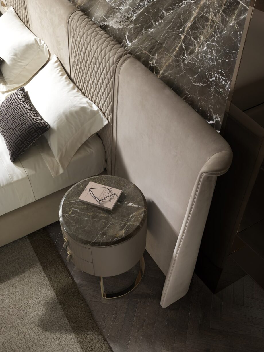 Coco Maxi кровать | DV home. Роскошная кровать с высоким стеганым изголовьем, предлагающая исключительный комфорт и изысканный дизайн.