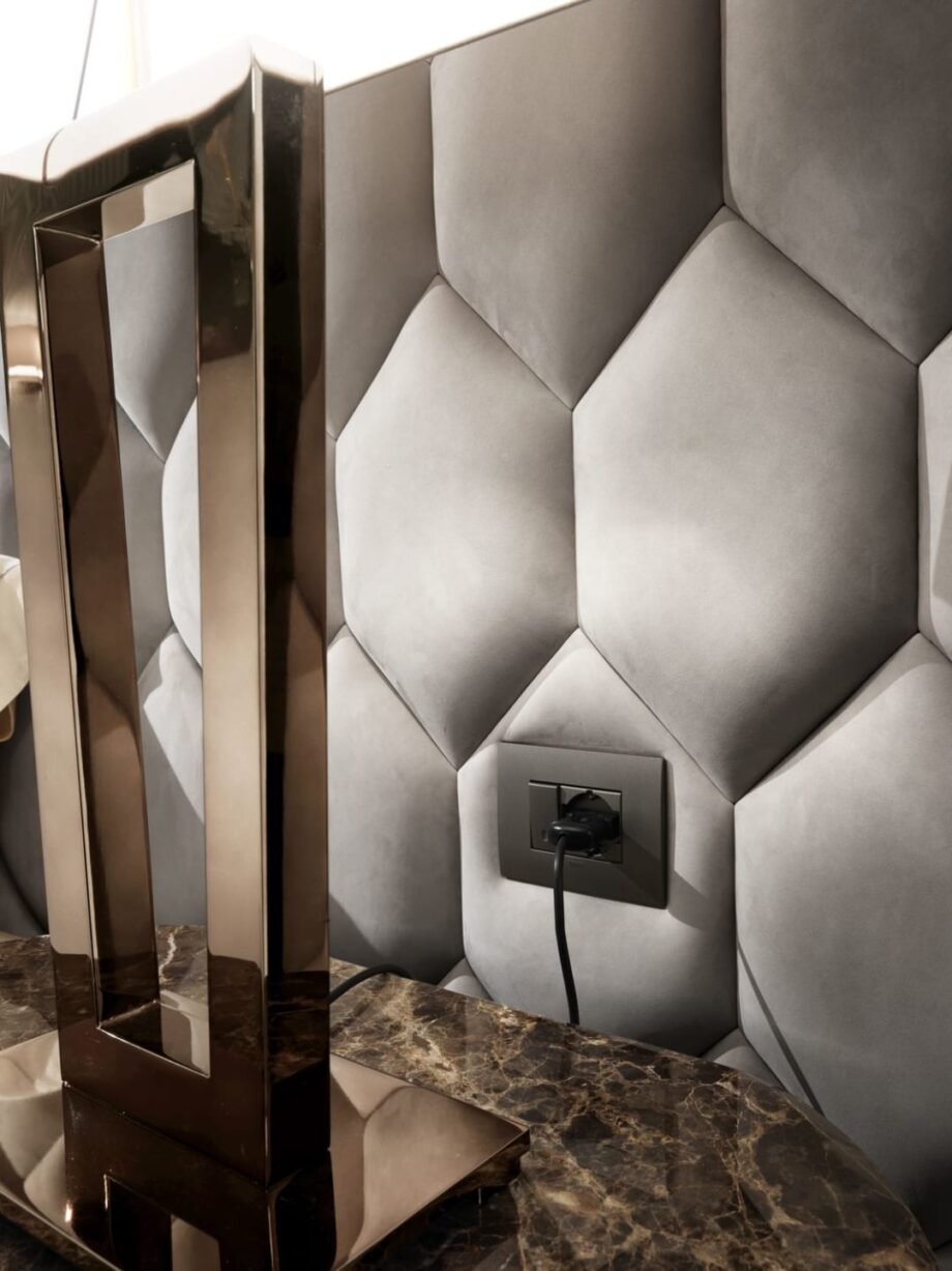 Envy Maxi кровать | DV home. Роскошная кровать с геометрическим мягким высоким изголовьем и элегантным металлическим каркасом для элитных интерьеров.