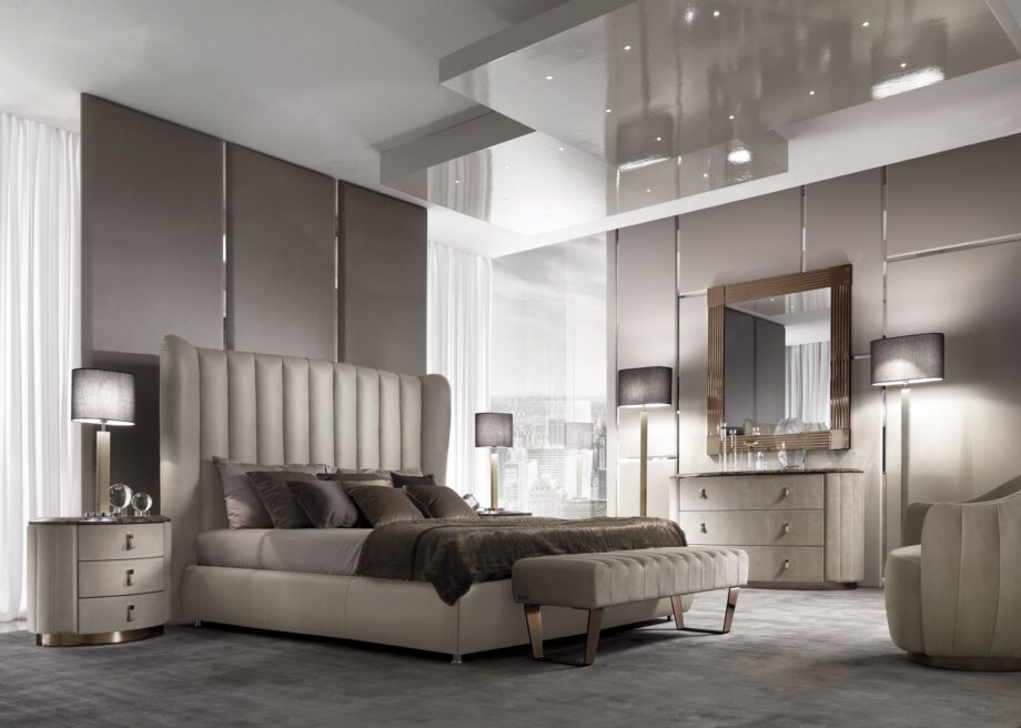 Adler торшер | DV home. Элегантный торшер с металлическим каркасом, обтянутым кожей аллигатора, хромированной базой и тканевым абажуром, воплощающий роскошь и современный дизайн.