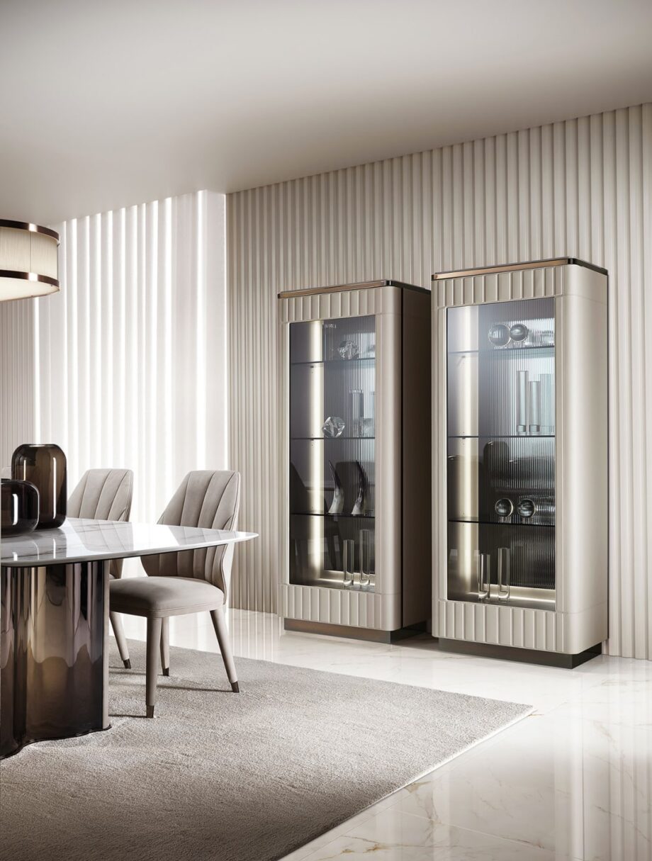 Elite витрина | DV home. Изысканная витрина в стиле ар-деко с роскошной отделкой из кожи или лака, акцентами из нержавеющей стали и элегантными стеклянными полками.