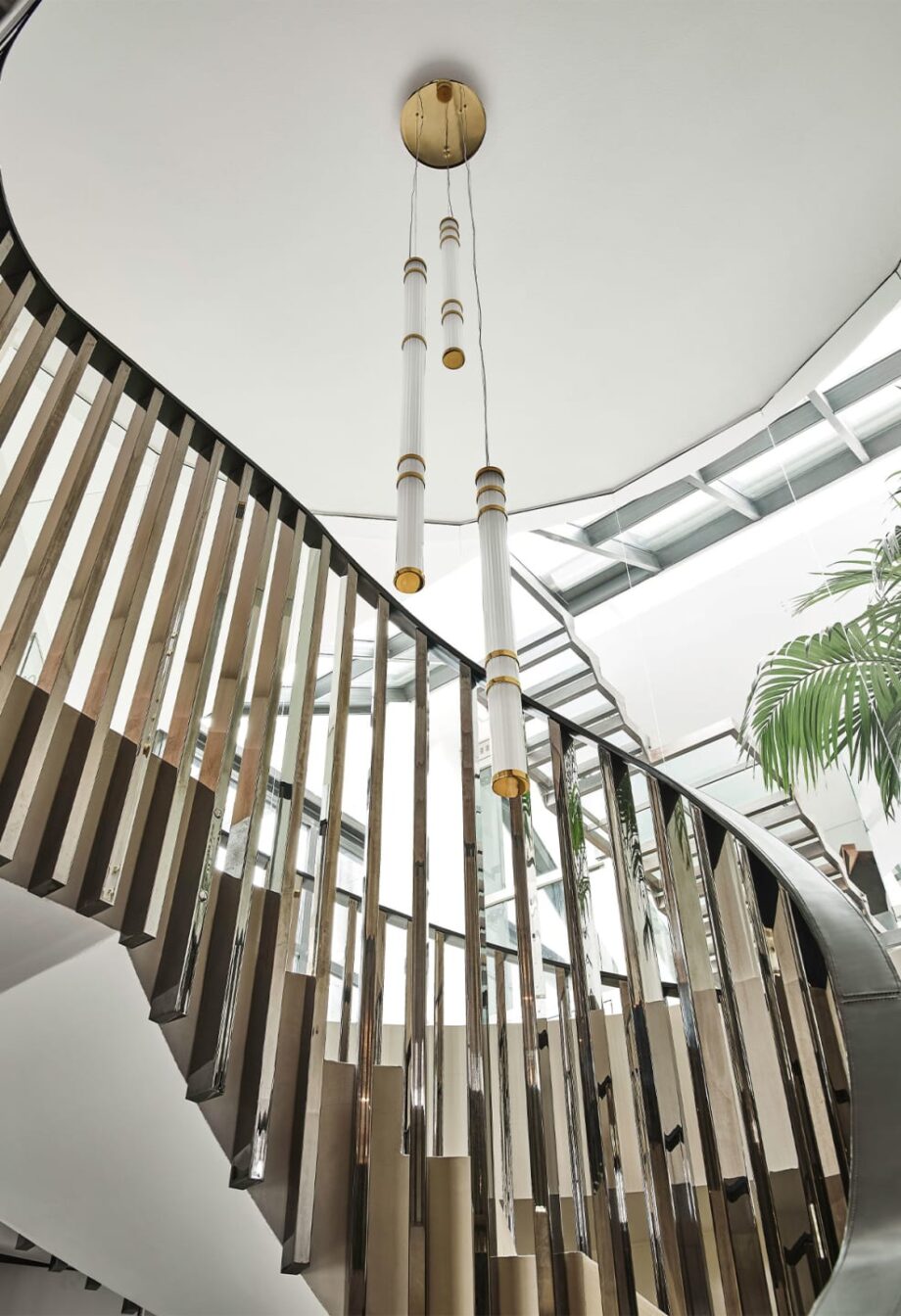 Atrium люстра | Rugiano. Изысканные подвесные светильники из полированной латуни и сатинового стекла с линейными и модульными формами.