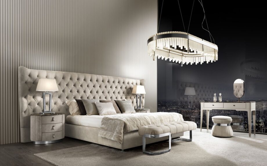Vogue Maxi кровать | DV home. Роскошная кровать с высоким изголовьем, украшенным каретной стяжкой, предлагающая непревзойденный комфорт и величественный вид.