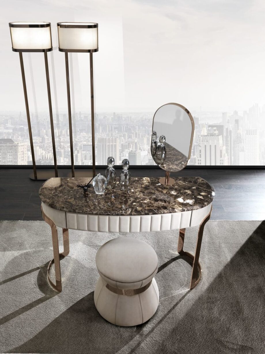 Coco консоль | DV home. Изысканная консоль с роскошной мраморной или лакированной столешницей, элегантным стальным основанием и встроенным зеркалом.