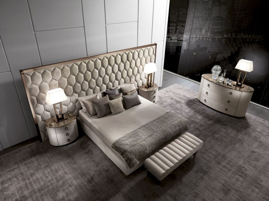 Envy Maxi кровать | DV home. Роскошная кровать с геометрическим мягким высоким изголовьем и элегантным металлическим каркасом для элитных интерьеров.
