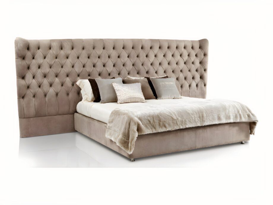 Vogue Maxi кровать | DV home. Роскошная кровать с высоким изголовьем, украшенным каретной стяжкой, предлагающая непревзойденный комфорт и величественный вид.