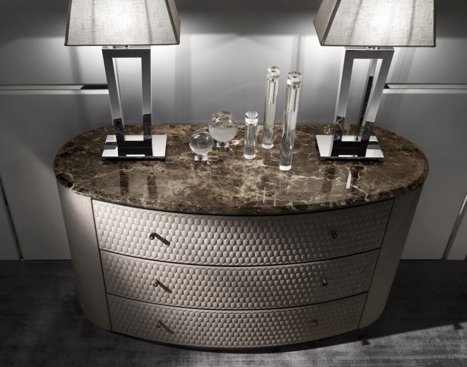 Vogue комод для спальни | DV home. Изысканный комод в стиле арт-деко, отличающийся эффектным изогнутым дизайном, роскошными материалами и доводчиками.