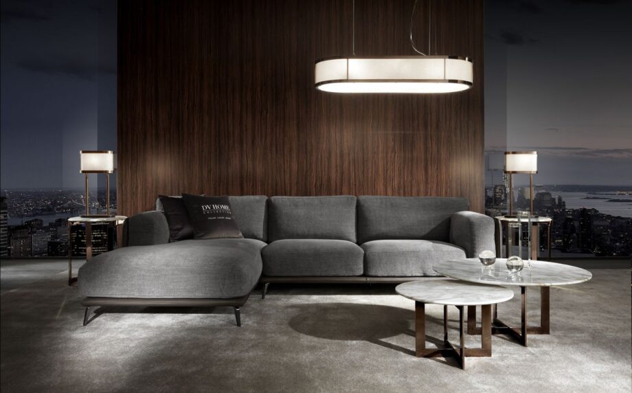 Gordon Plaza люстра | DV home. Изысканная люстра Gordon Plaza с металлическим каркасом и бежевым тканевым абажуром, идеально дополнит роскошный интерьер.