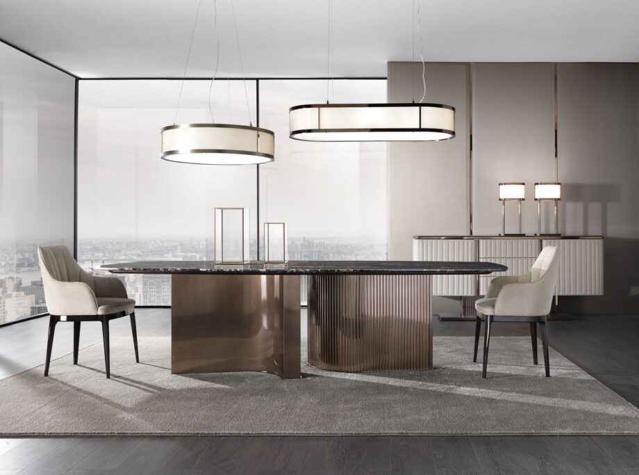 Tiffany стол | DV home. Изысканный обеденный стол с роскошной мраморной столешницей и выразительным изогнутым основанием из нержавеющей стали, воплощающий элегантность ар-деко.