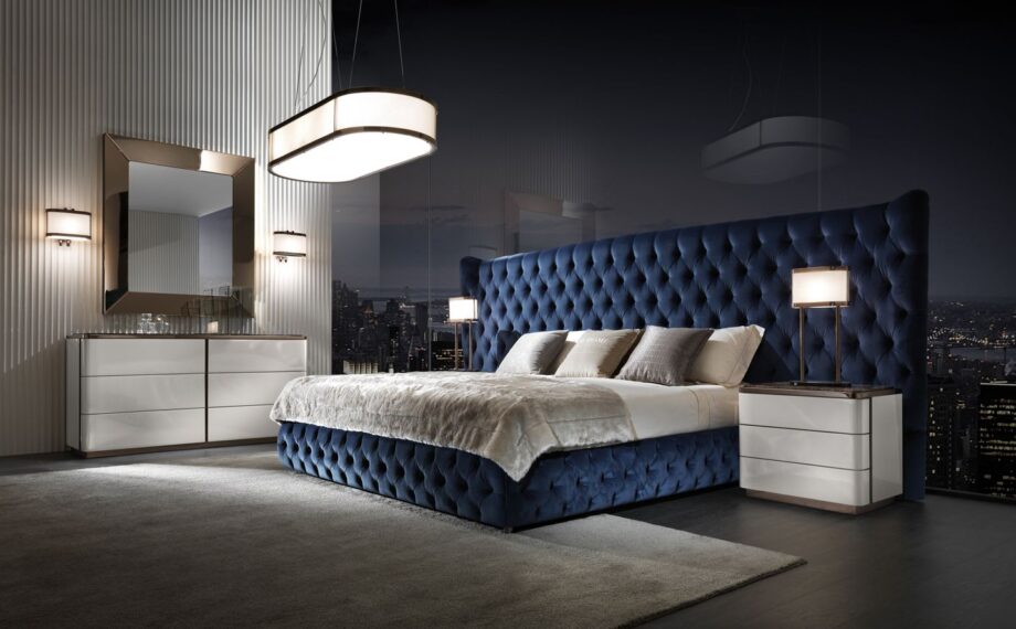 Vogue Maxi кровать | DV home. Роскошная кровать с высоким изголовьем, украшенным каретной стяжкой, предлагающая непревзойденный комфорт и величественный вид.