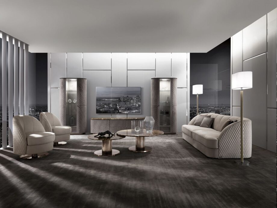 Adler торшер | DV home. Элегантный торшер с металлическим каркасом, обтянутым кожей аллигатора, хромированной базой и тканевым абажуром, воплощающий роскошь и современный дизайн.