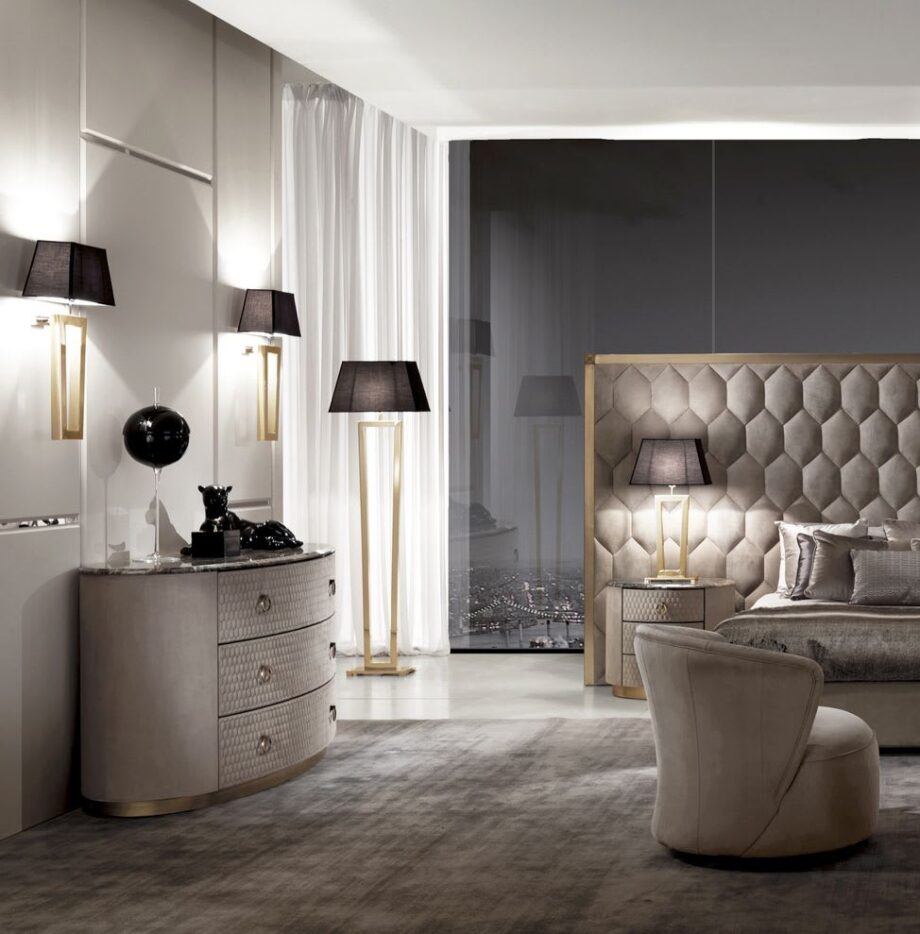 Ritz торшер | DV home. Изысканный торшер в стиле ар-деко с изящным металлическим каркасом и элегантным тканевым абажуром, идеален для роскошных интерьеров.