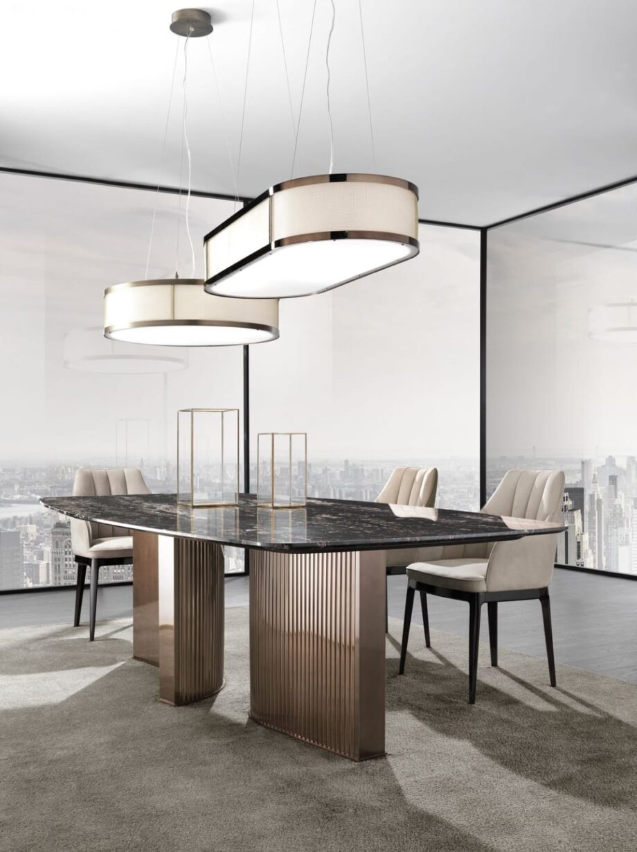 Tiffany стол | DV home. Изысканный обеденный стол с роскошной мраморной столешницей и выразительным изогнутым основанием из нержавеющей стали, воплощающий элегантность ар-деко.
