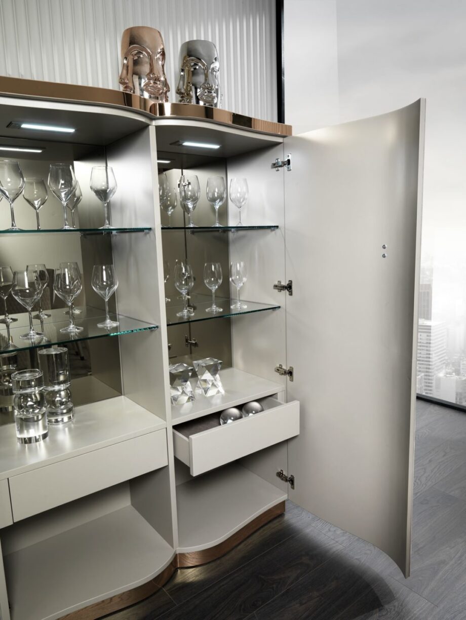 Form барный шкаф | DV home. Роскошный шкаф в стиле ар-деко с интегрированной подсветкой, зеркальной внутренней отделкой и удобными внутренними ящиками.