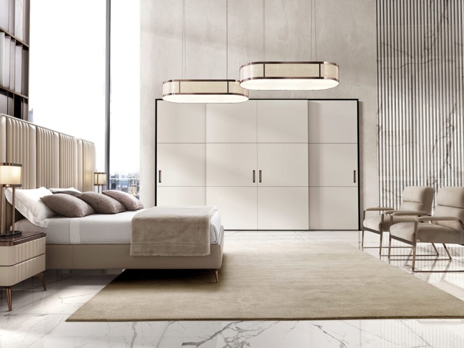 Hollywood Maxi кровать | DV home. Роскошная итальянская кровать с высоким изголовьем, украшенным элегантными вертикальными вставками, идеальна для изысканных спален.