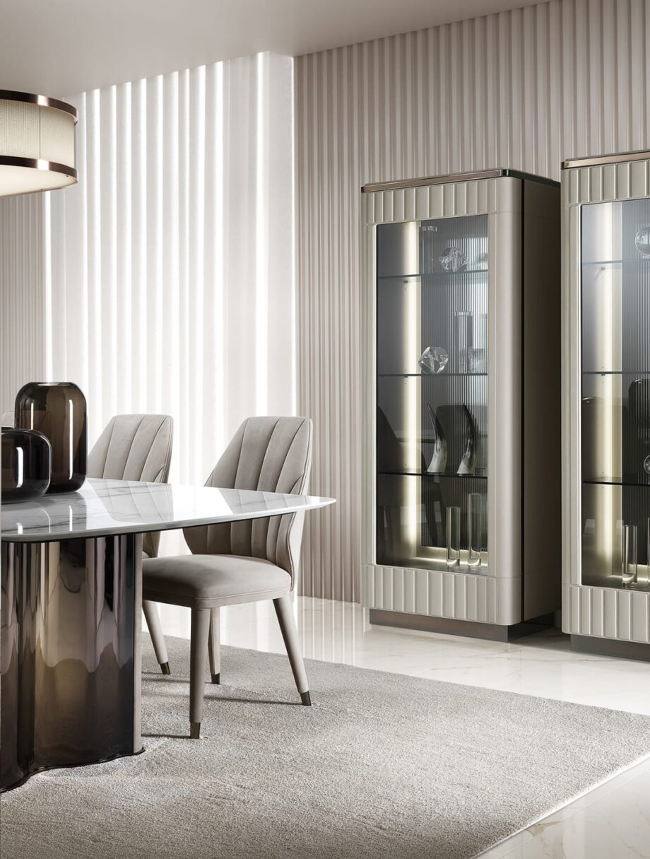 Elite стул | DV home. Элегантное итальянское кресло с изогнутыми формами, премиальной обивкой и блестящими стальными ножками для изысканных интерьеров.