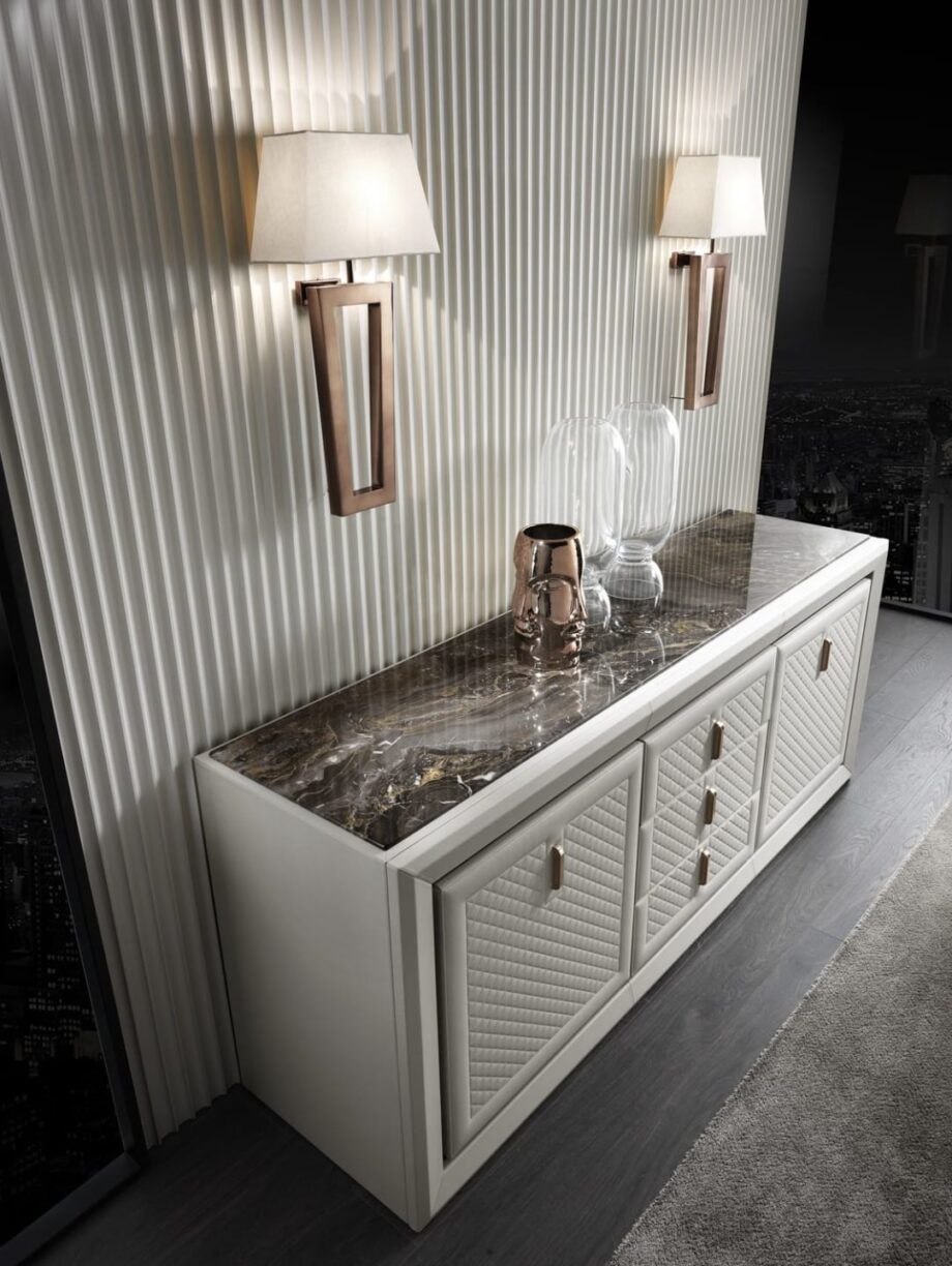 Adler Square витрина | DV home. Элегантный буфет с мраморной столешницей, стегаными фасадами и металлическими вставками.