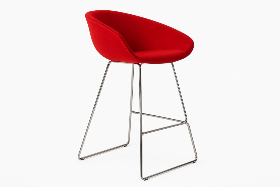 Gliss 916 барный стул | Pedrali. Bar stool with comfortable ergonomic design inspired by 50s classics. Features unique shell opening, curved armrests, and steel sled frame.
